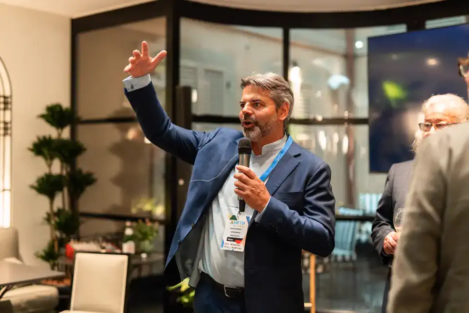 Relatore con microfono a un evento HFTP Italia